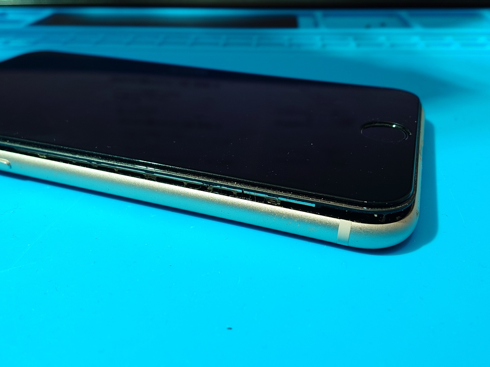 iPhoneSE3(アイフォンエスイー3)バッテリーが膨張⁉このままだと危険⚠早めに交換を!!【スマホ修理工房札幌店】